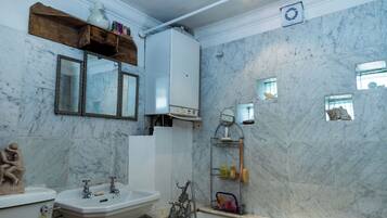 Combined shower/tub, towels