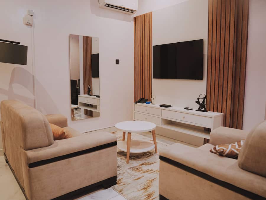 Royal-Apartment | Wohnbereich | 48-Zoll-LED-Fernseher mit Satellitenempfang, Netflix, Streaming-Dienste