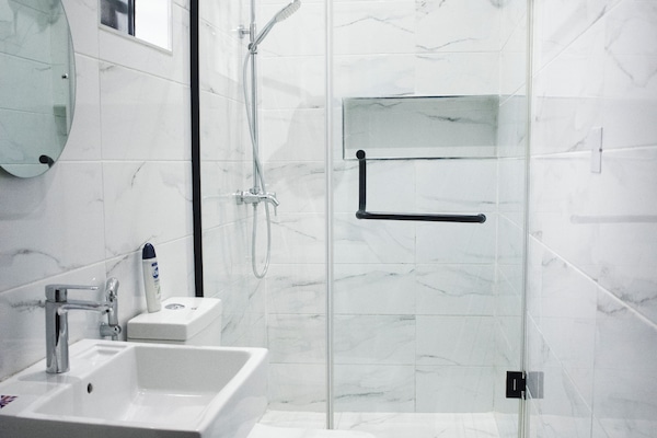 Shower, rainfall showerhead, free toiletries, hair dryer