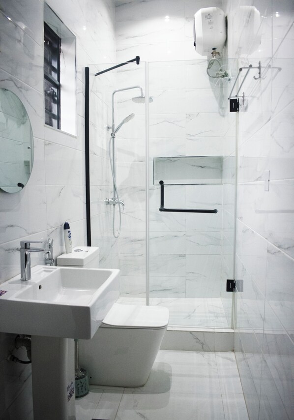 Shower, rainfall showerhead, free toiletries, hair dryer