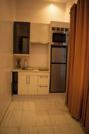 Full-sized fridge, microwave, electric kettle, cookware/dishes/utensils