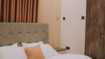 2 dormitoris, roba de llit d'alta qualitat i matalassos Tempur-Pedic