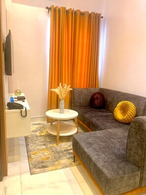 行政公寓 | 起居区 | 48-英寸LED 电视（配备卫星频道）、Netflix、流媒体服务