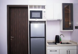 大型冰箱、微波爐、電熱水壺、鍋具/餐盤/廚房用品