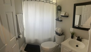 Serviettes fournies, savon, shampoing, papier toilette