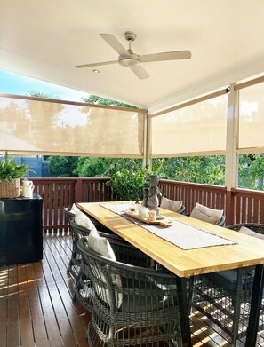 Outdoor dining - Stunning, Modern Two Level Townhome! Inner City…Close to Everything! ☀️ (Ashgrove)