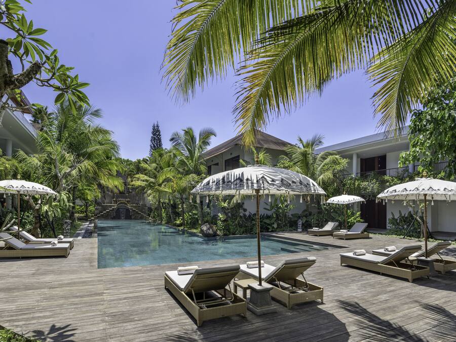 Una piscina al aire libre