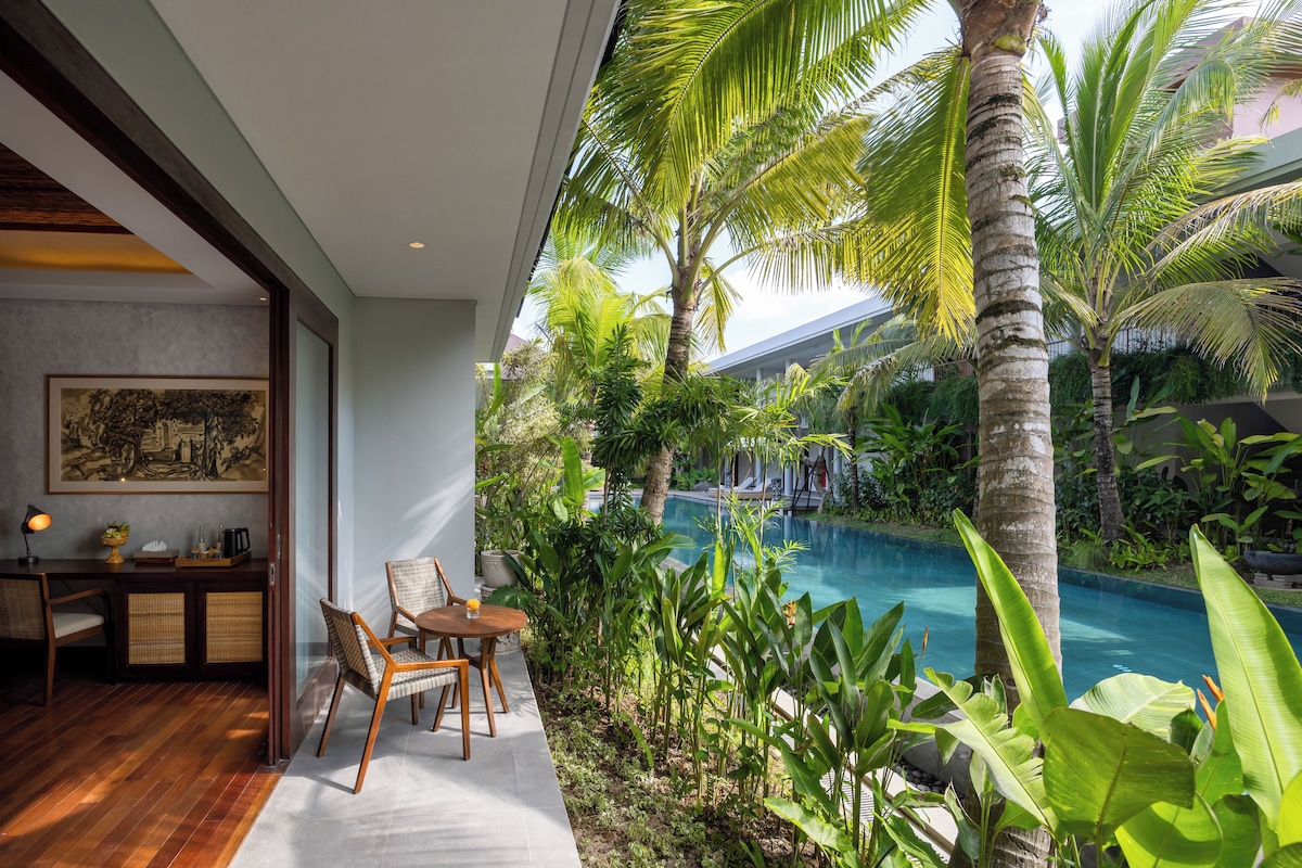Deluxe Double Room with Bath and Free Two-Bottle Beer | Minibar, in-room safe, desk, soundproofing