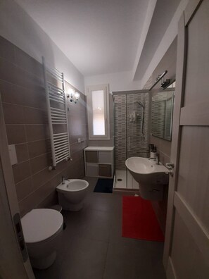 Combined shower/bathtub, hair dryer, towels - 2nd Floor Apartment Air Conditioned - Wi-Fi with panoramic terrace (Avola)