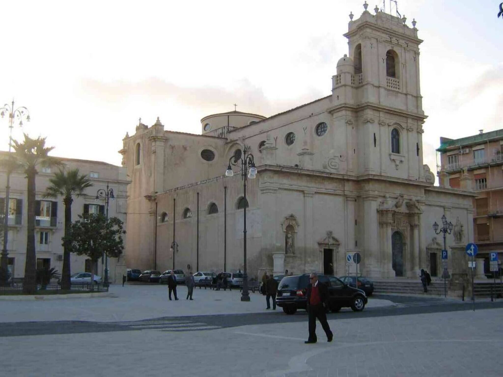 Un edificio storico con un campanile imponente, ampie finestre ad arco e una cupola centrale.