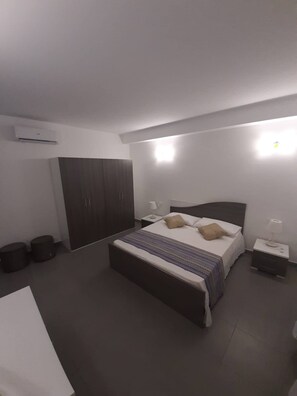 2 bedrooms, iron/ironing board, internet, bed sheets