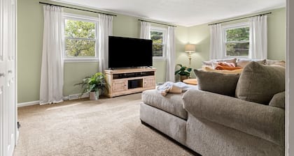 Beautiful & Relaxing Nashua Home - Minutes from Downtown