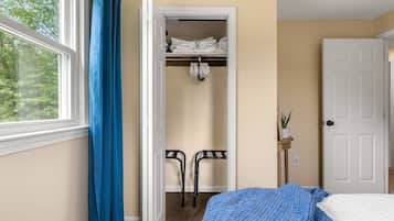3 bedrooms, desk, iron/ironing board, free WiFi