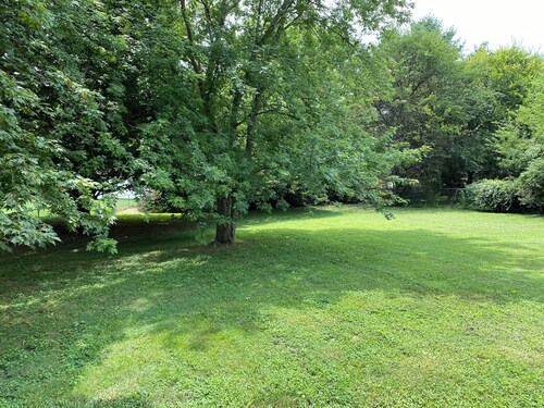 3 bed-1 Bath,5 min to the lake, HotTub, bring your dogs, full fenced back yard. 