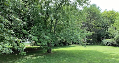 3 bed-1 Bath,5 min to the lake, HotTub, bring your dogs, full fenced back yard.