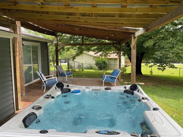 Terrace/patio - 3 bed-1 Bath,5 min to the lake, HotTub, bring your dogs, full fenced back yard. (Knoxville)