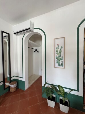 Ropa de cama de alta calidad y caja de seguridad en la habitación 