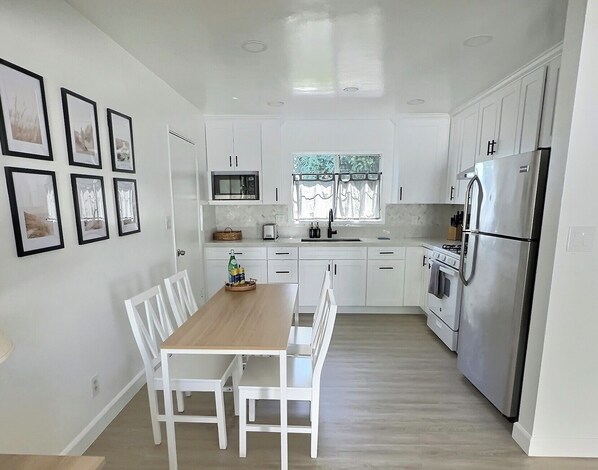 Een koelkast, een microgolfoven, een oven, een kookplaat