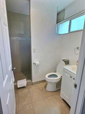 Een douche, een haardroger, handdoeken, zeep