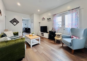 TV connectée, cheminée, jeux vidéo, chaîne hi-fi