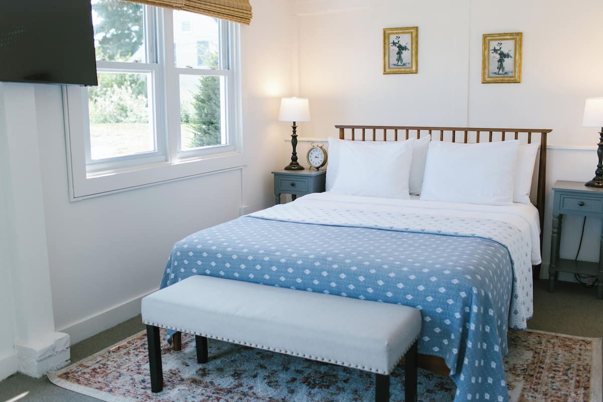 Romantic Single Room, 1 Queen Bed, Ocean View, Ground Floor | 2 bedrooms, premium bedding, memory-foam beds, individually decorated