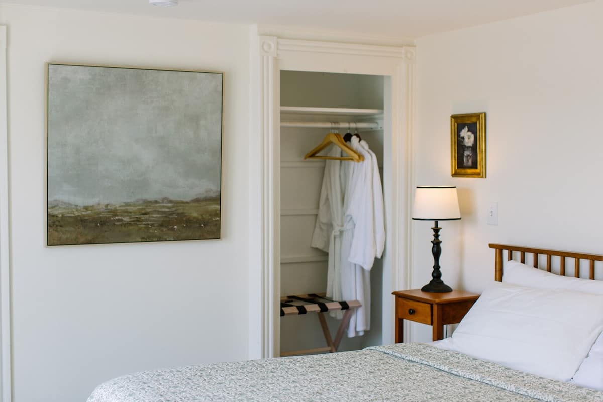 Deluxe Room, 1 King Bed, Fireplace, Harbour View | 2 bedrooms, premium bedding, memory-foam beds, individually decorated