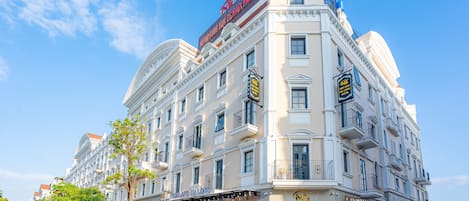 Un hotel histórico de estilo arquitectónico europeo clásico, que destaca por una cúpula imponente y una fachada simétrica.