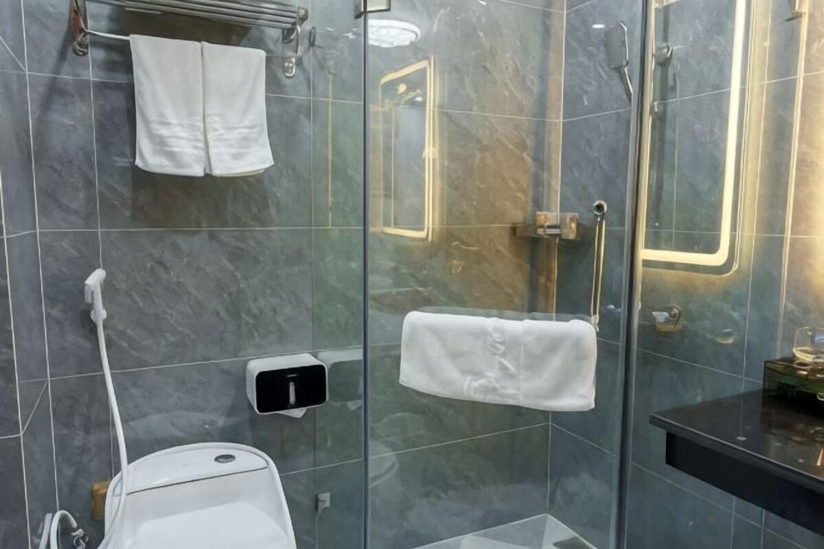 Badezimmer | Dusche, Hydromassagedusche, Haartrockner, Bademäntel