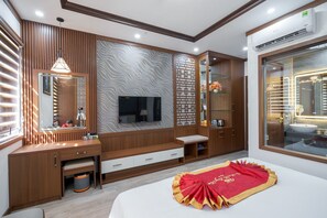 Junior Suite | Premium bedding, minibar, in-room safe, desk - Sunland Halong Hotel and Restaurant (Ha Long)