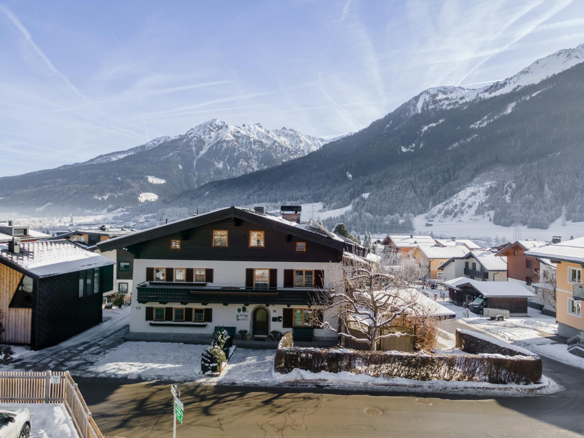 Ein Hotel im traditionellen alpinen Stil mit einer markanten Holzfassade und einem großen Balkon.