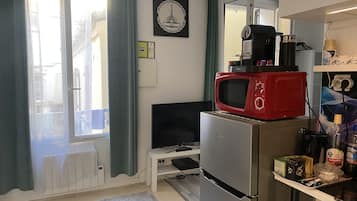 Fridge, microwave, stovetop, coffee/tea maker