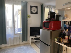Fridge, microwave, stovetop, coffee/tea maker - Paris Sud-porte de Gentilly Mignon T2 Tout Équipé a 250 m de Paris 14 e Charlety (Gentilly)