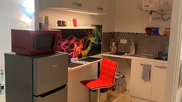 Refrigerador, microondas, parrilla de estufa y cafetera y tetera