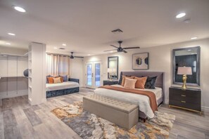 5 quartos, escrivaninha, ferros/tábuas de passar roupa, berço de viagem