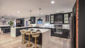 Kjøleskap, mikrobølgeovn, ovn og kokeplater