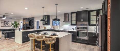 Refrigerador, microondas, horno, placa de cocina