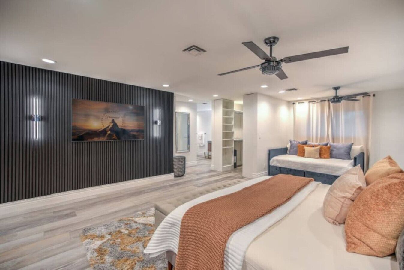 5 soverom, skrivebord, strykejern/-brett og reiseseng for barn