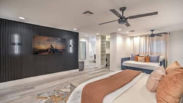 5 soverom, skrivebord, strykejern/-brett og reiseseng for barn