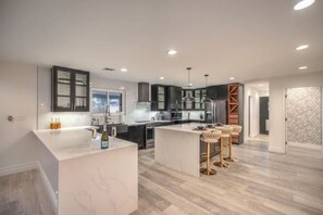 Køleskab, mikrobølgeovn, ovn, kogeplade