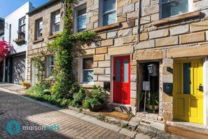 Exterior detail - Central Historic Sydney Cottage with Courtyard (Sydney)