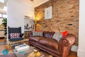 TV, offices - Central Historic Sydney Cottage with Courtyard (Sydney)