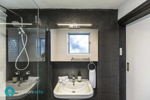 シャワー、ヘアドライヤー、タオル
