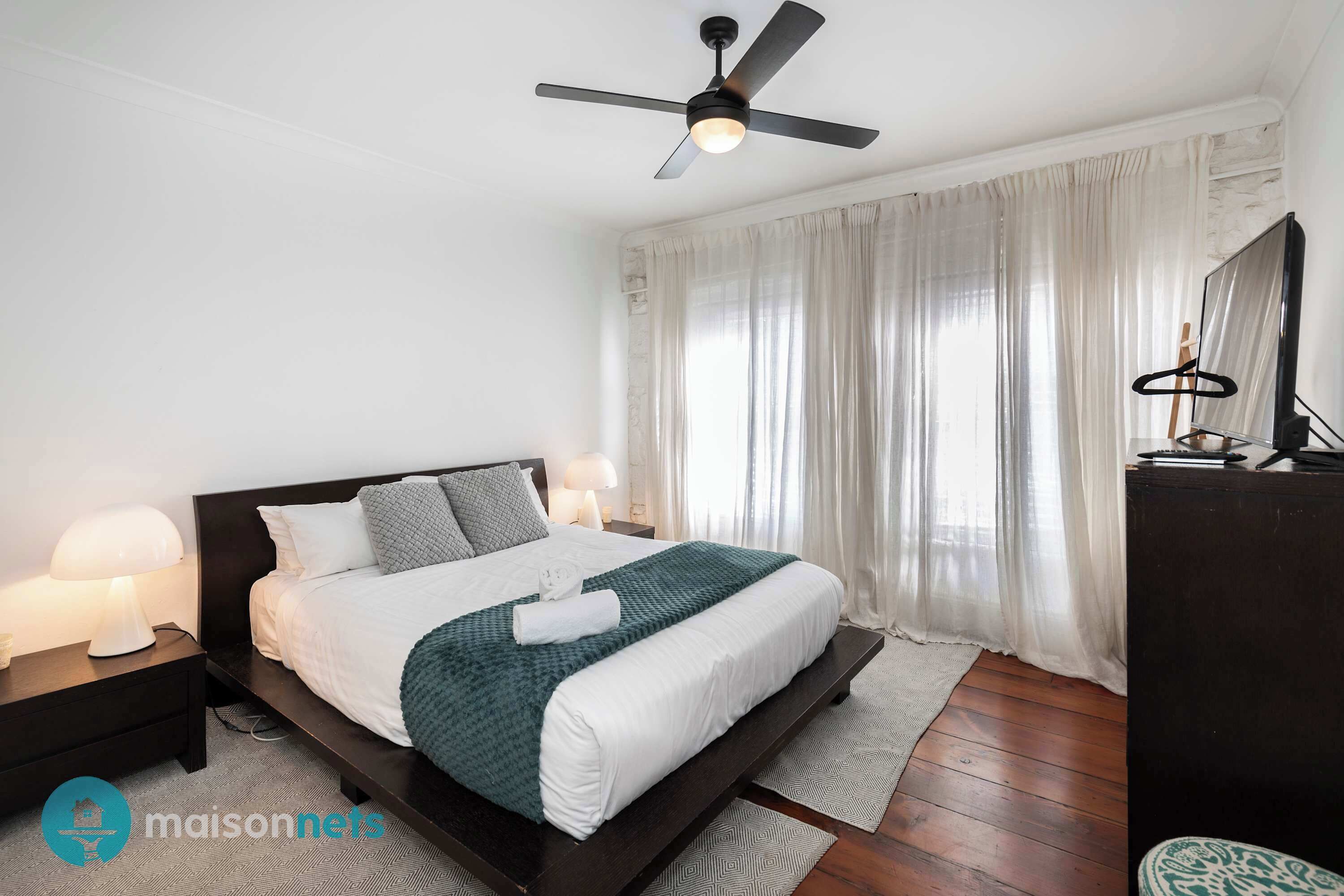 2 slaapkamers, een bureau, een strijkplank/strijkijzer, wifi