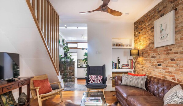 TV, offices - Private Surry Hills Terrace With Courtyard (Sydney)