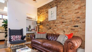 TV, offices - Private Surry Hills Terrace With Courtyard (Sydney)