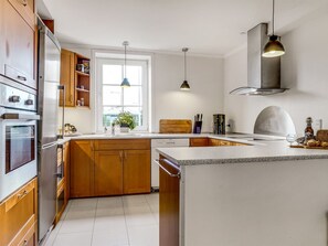Køleskab, mikrobølgeovn, opvaskemaskine, køkkentøj/tallerkener/redskaber