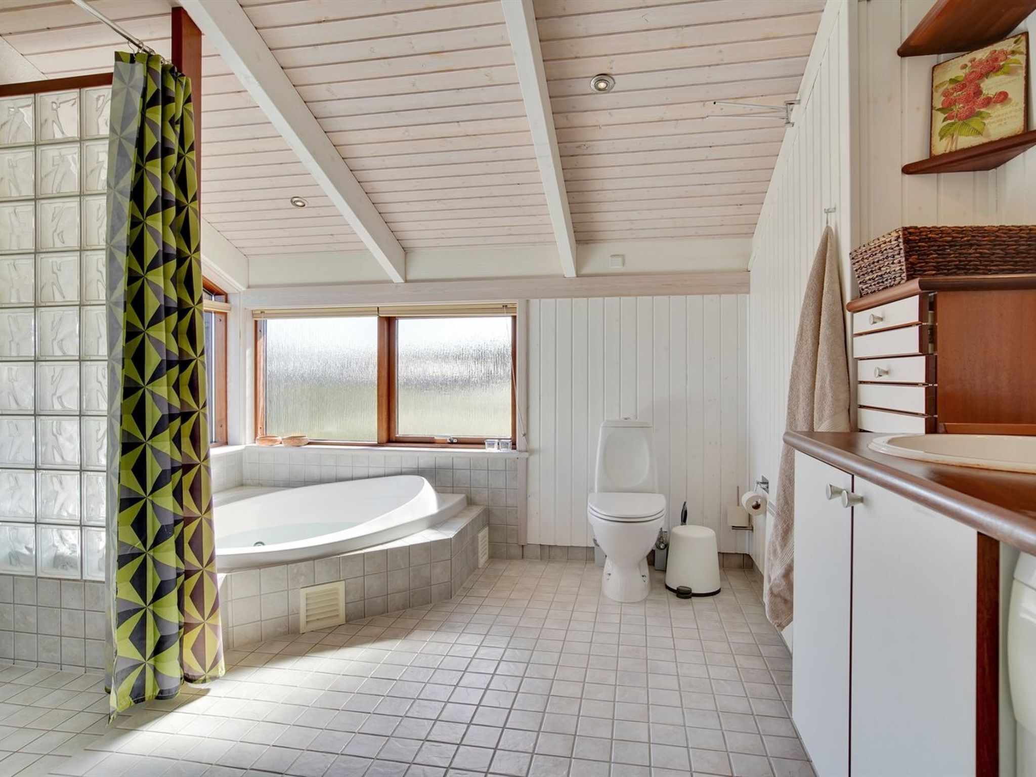 Une salle de bain avec une baignoire sur pieds, des toilettes et une fenêtre.