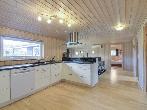 Fridge, microwave, dishwasher, cookware/dishes/utensils