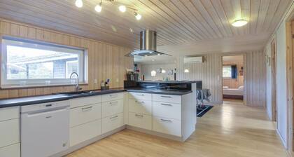 "Susan" - 600m from the sea by Interhome