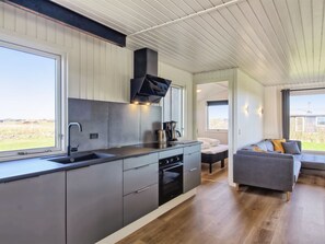 Kylskåp, mikrovågsugn, ugn och diskmaskin